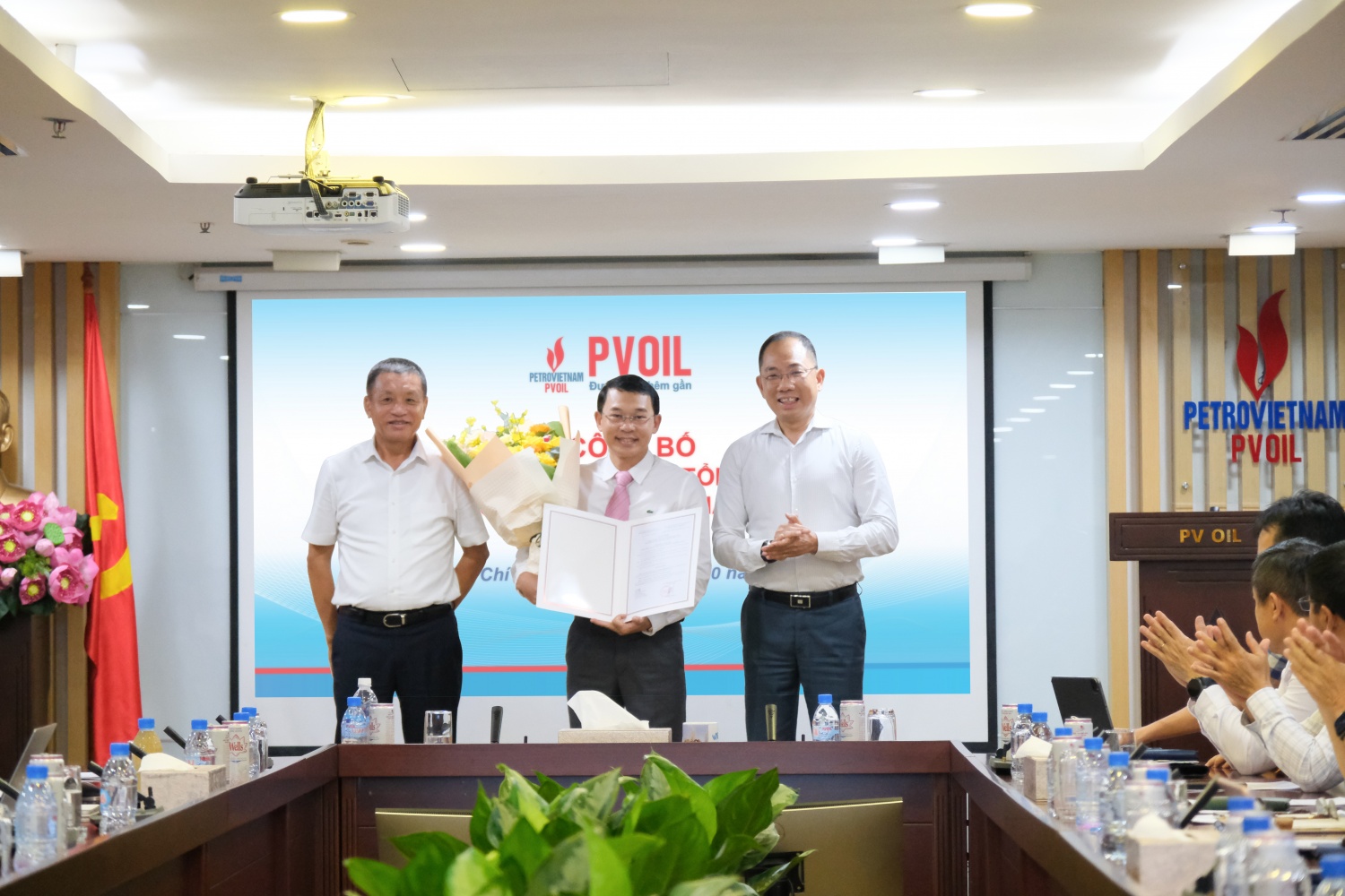 Ông Cao Hoài Dương – Bí thư Đảng ủy, Chủ tịch HĐQT Tổng công ty (bên phải) và ông Đoàn Văn Nhuộm – Phó Bí thư Đảng ủy, Tổng Giám đốc Tổng công ty (bên trái) trao Quyết định bổ nhiệm và tặng hoa chúc mừng ông Trương Đại Hoàng