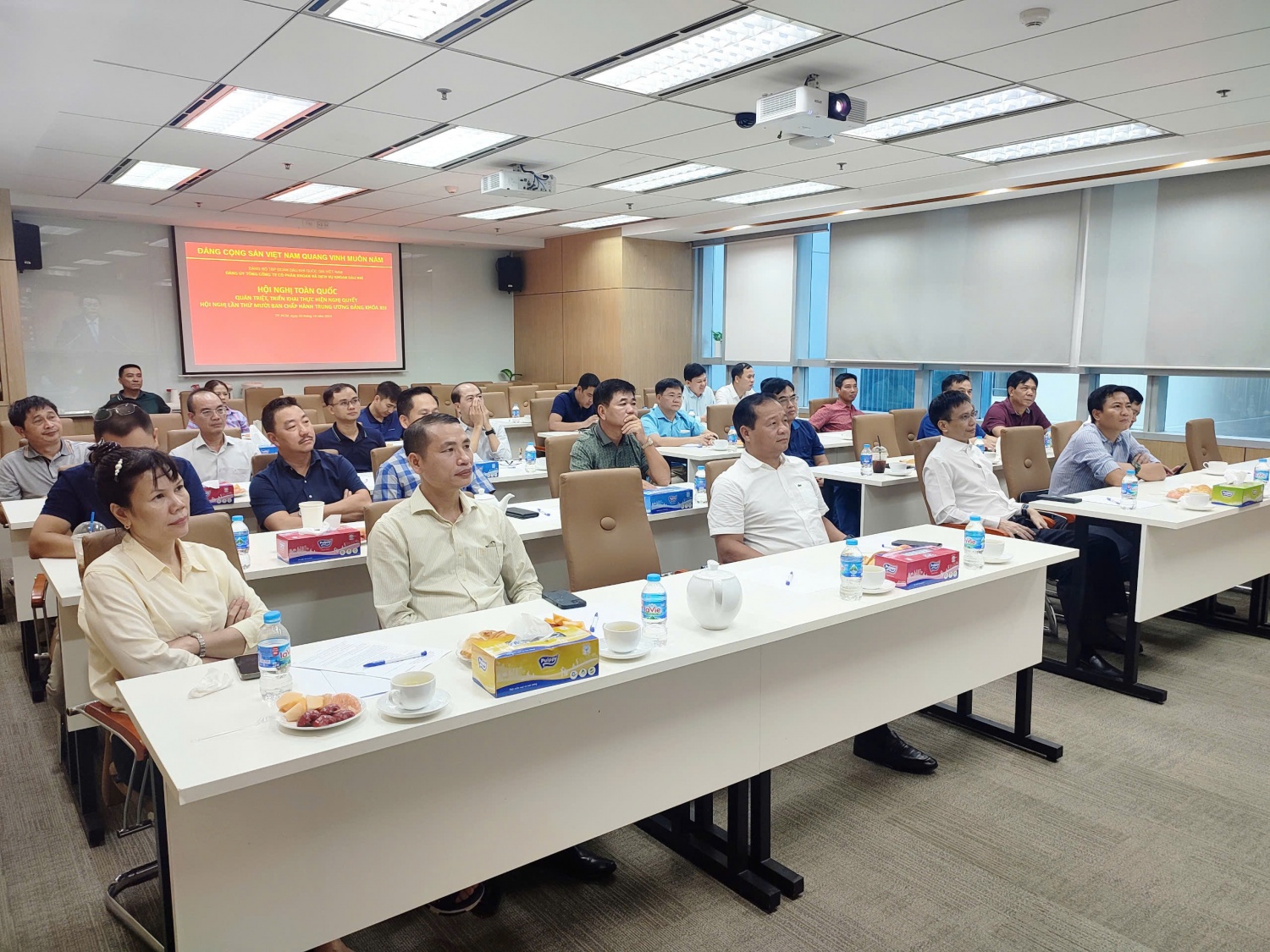 Đảng ủy Tập đoàn Dầu khí Quốc gia Việt Nam học tập, quán triệt thực hiện Nghị quyết Hội nghị Trung ương 10 Khóa XIII Đảng ủy Tập đoàn Dầu khí Quốc gia Việt Nam học tập, quán triệt thực hiện Nghị quyết Hội nghị Trung ương 10 Khóa XIII