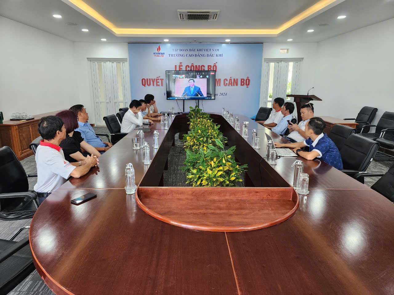 Đảng ủy Tập đoàn Dầu khí Quốc gia Việt Nam học tập, quán triệt thực hiện Nghị quyết Hội nghị Trung ương 10 Khóa XIII Đảng ủy Tập đoàn Dầu khí Quốc gia Việt Nam học tập, quán triệt thực hiện Nghị quyết Hội nghị Trung ương 10 Khóa XIII