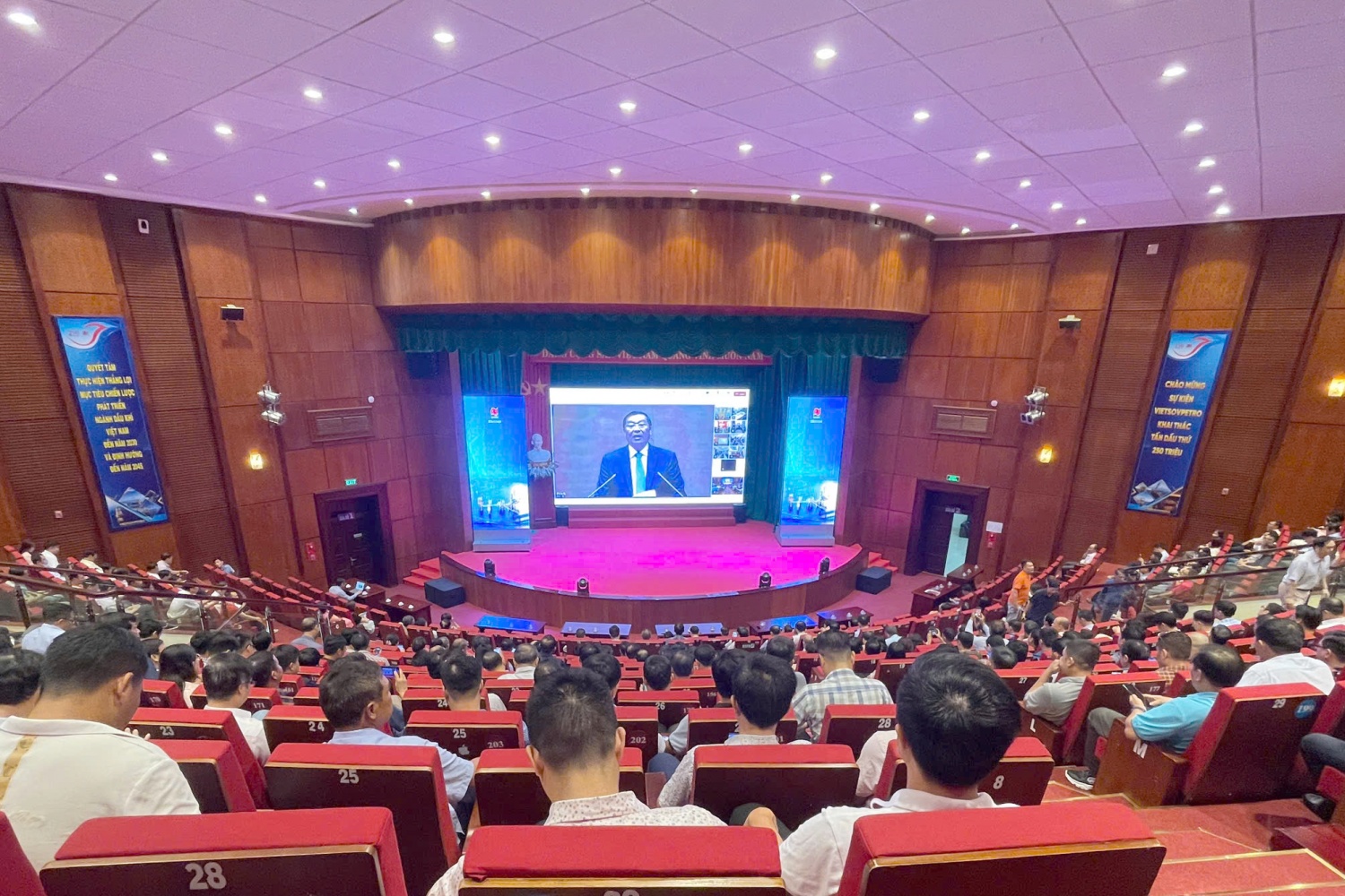 Đảng ủy Tập đoàn Dầu khí Quốc gia Việt Nam học tập, quán triệt thực hiện Nghị quyết Hội nghị Trung ương 10 Khóa XIII Đảng ủy Tập đoàn Dầu khí Quốc gia Việt Nam học tập, quán triệt thực hiện Nghị quyết Hội nghị Trung ương 10 Khóa XIII