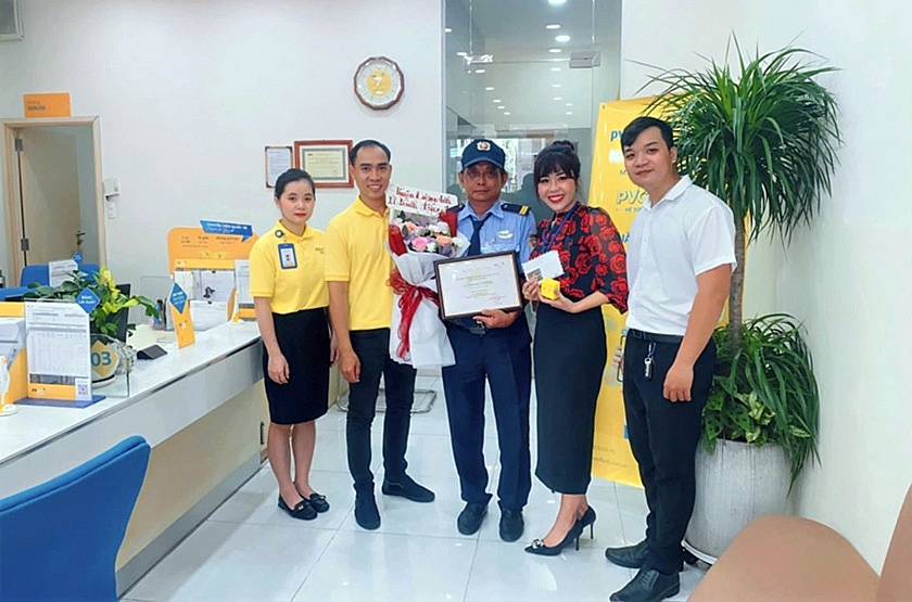 Anh Trương Lôi Pháp nhận được quà và bằng khen cho hành động trung thực của mình