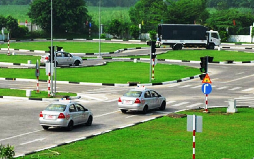 Tỷ phú Phạm Nhật Vượng lập trường đào tạo, sát hạch lái xe ô tô điện đầu tiên tại Việt Nam