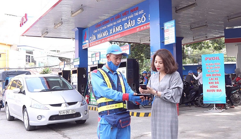 Mua xăng dầu không cần tiền mặt trên ứng dụng PVOIL 4U
