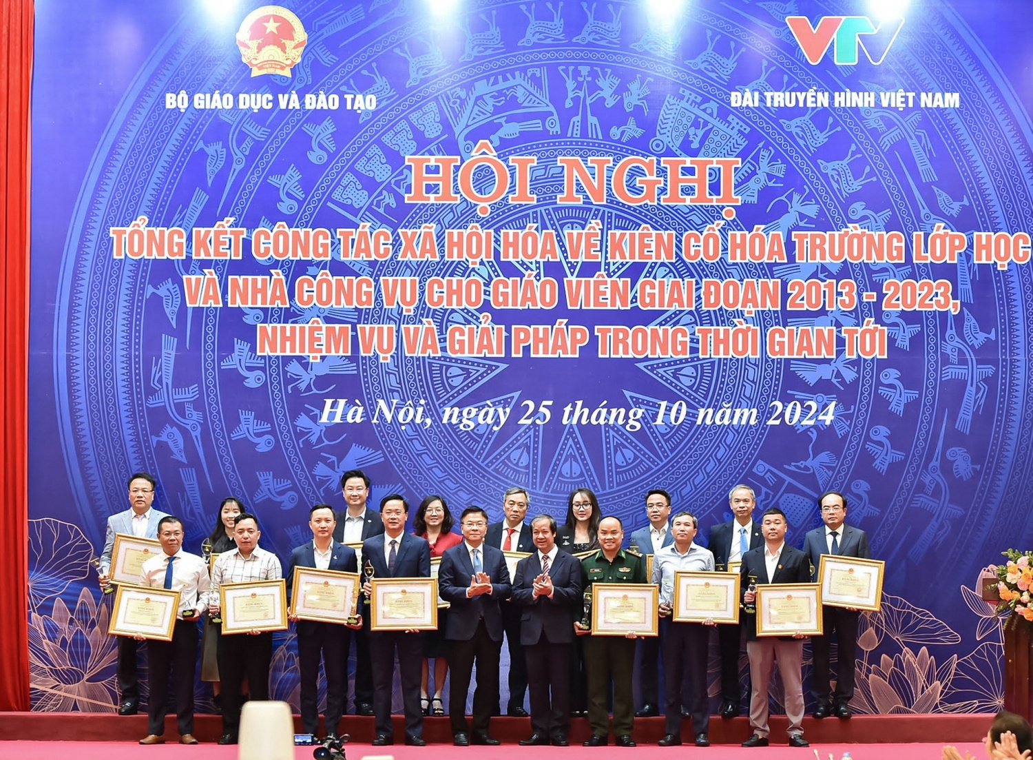 Tôn vinh các doanh nghiệp tích cực đóng góp trong giai đoạn 2013 - 2023 Tôn vinh các doanh nghiệp tích cực đóng góp trong giai đoạn 2013 - 2023