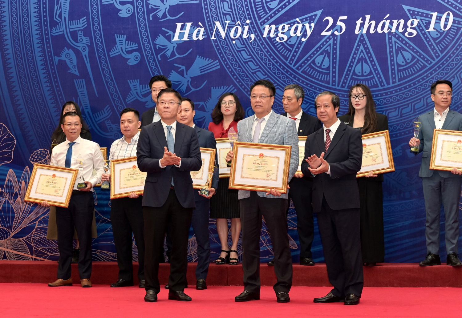 PV GAS vinh dự đón nhận Bằng khen của Bộ Giáo dục và Đào tạo PV GAS vinh dự đón nhận Bằng khen của Bộ Giáo dục và Đào tạo