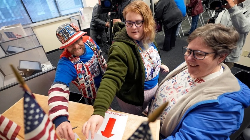 Cử tri tham gia bỏ phiếu sớm tại Văn phòng bầu cử quận Polk, Des Moines, bang Iowa. Cử tri tham gia bỏ phiếu sớm tại Văn phòng bầu cử quận Polk, Des Moines, bang Iowa.