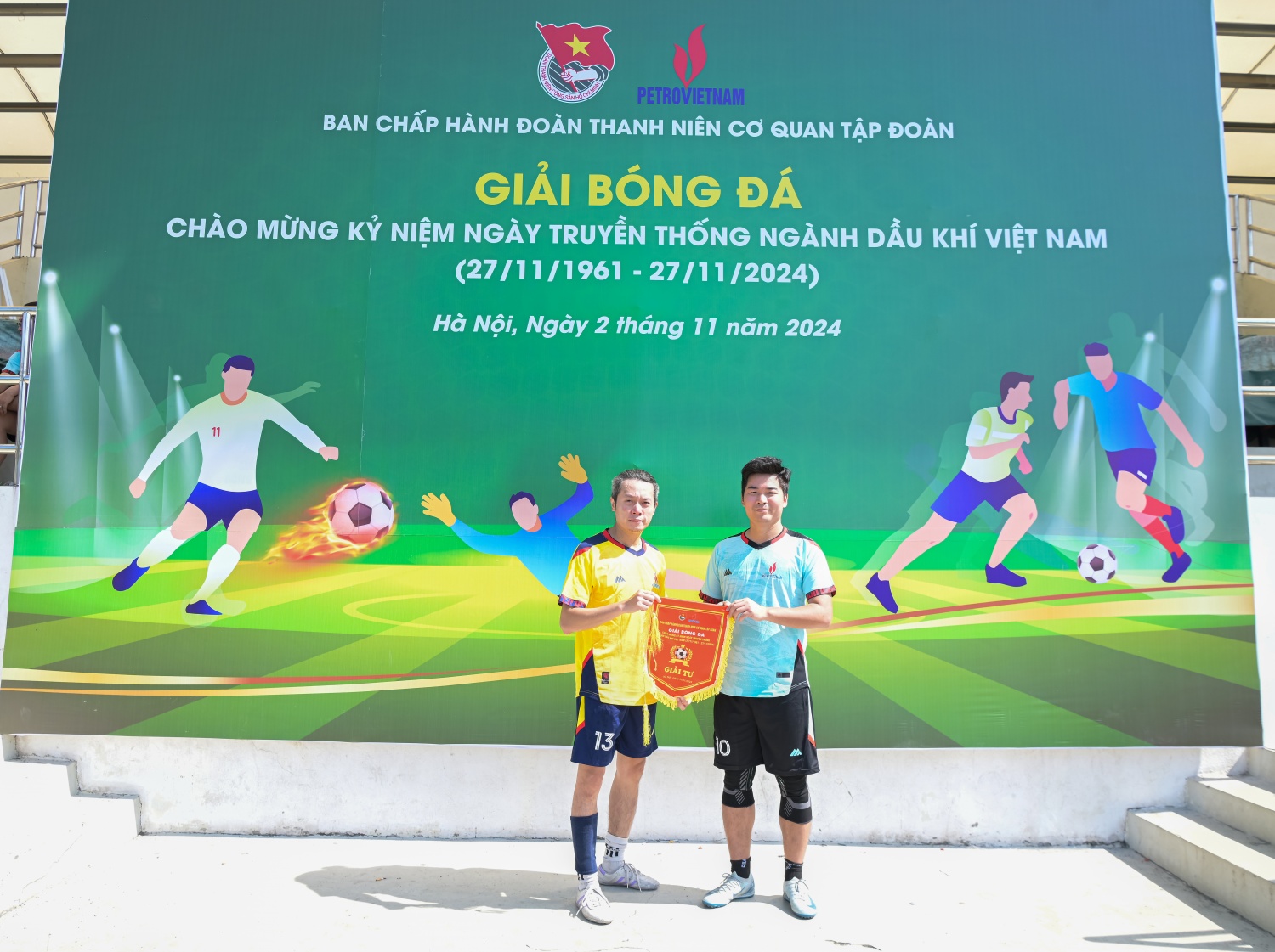 Sôi nổi Giải bóng đá Cúp Tứ Hùng do Đoàn Thanh niên Cơ quan Tập đoàn Dầu khí Việt Nam tổ chức