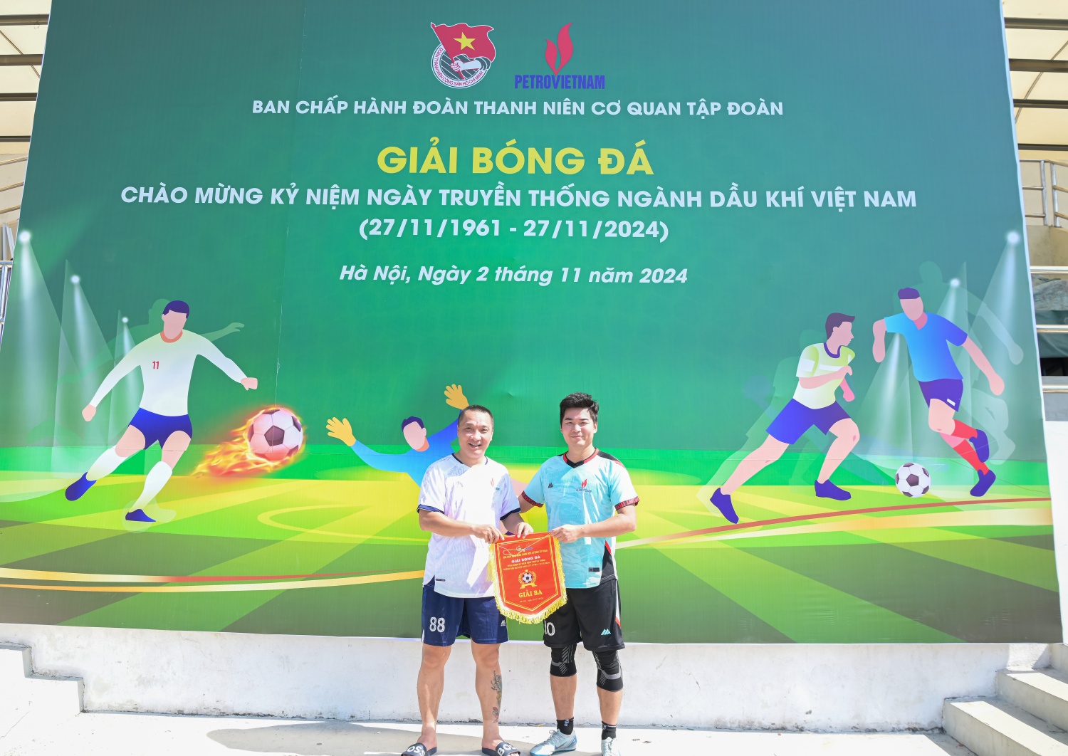 Sôi nổi Giải bóng đá Cúp Tứ Hùng do Đoàn Thanh niên Cơ quan Tập đoàn Dầu khí Việt Nam tổ chức