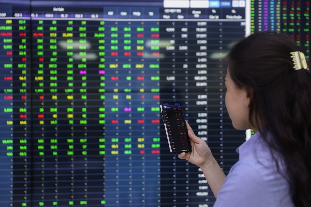 Tin nhanh chứng khoán ngày 5/11: VN Index tăng nhẹ trong tâm lý thận trọng, thanh khoản xuống thấp