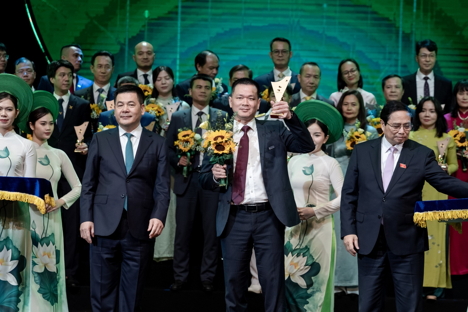 ng Nguyễn Xuân Ngọc  - Thành viên HĐQT đại diện PTSC nhận giải thưởng 