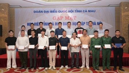 Petrovietnam trao học bổng cho học sinh, sinh viên xuất sắc tỉnh Cà Mau đang học tập tại Hà Nội