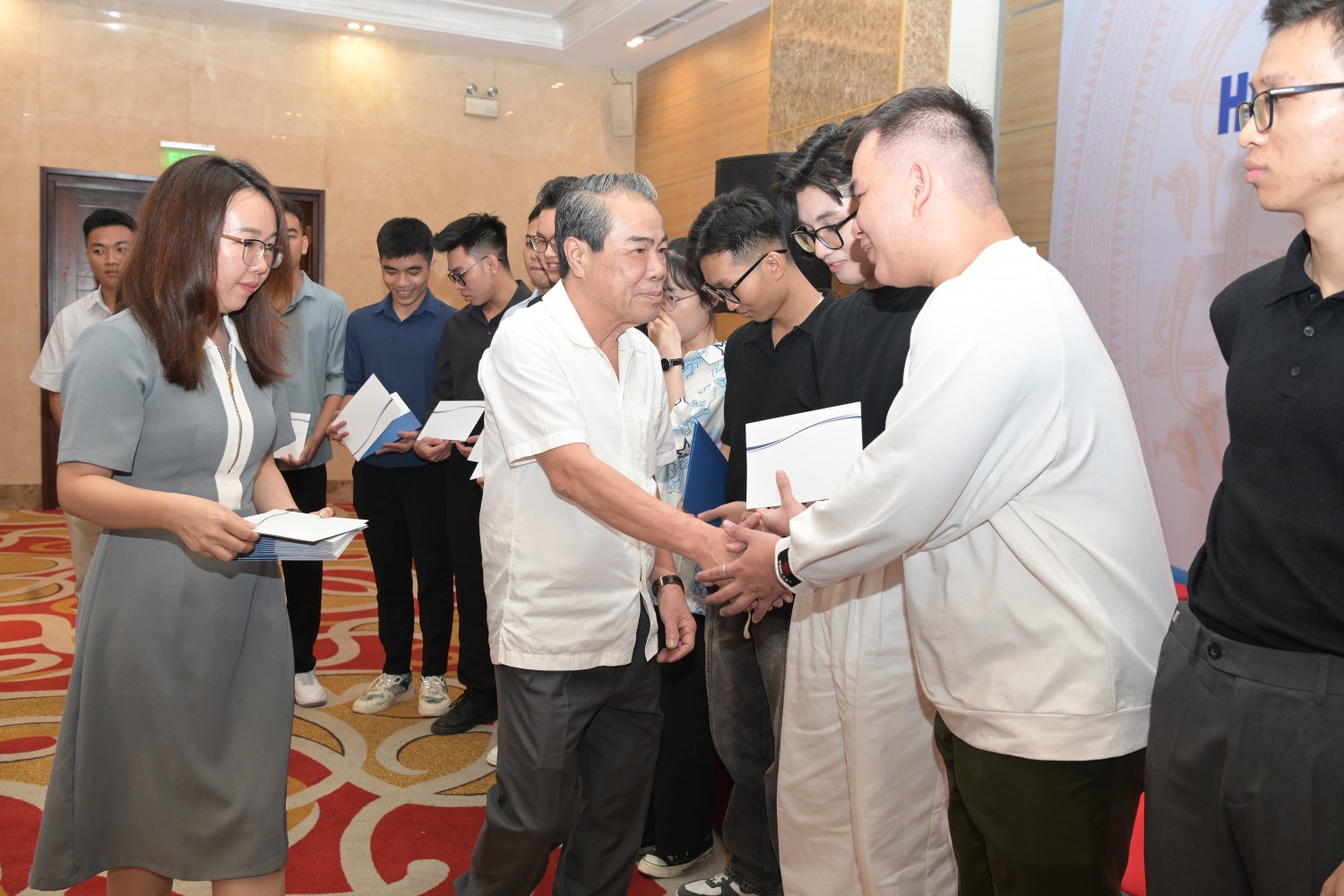 Petrovietnam trao học bổng cho học sinh, sinh viên xuất sắc tỉnh Cà Mau đang học tập tại Hà Nội