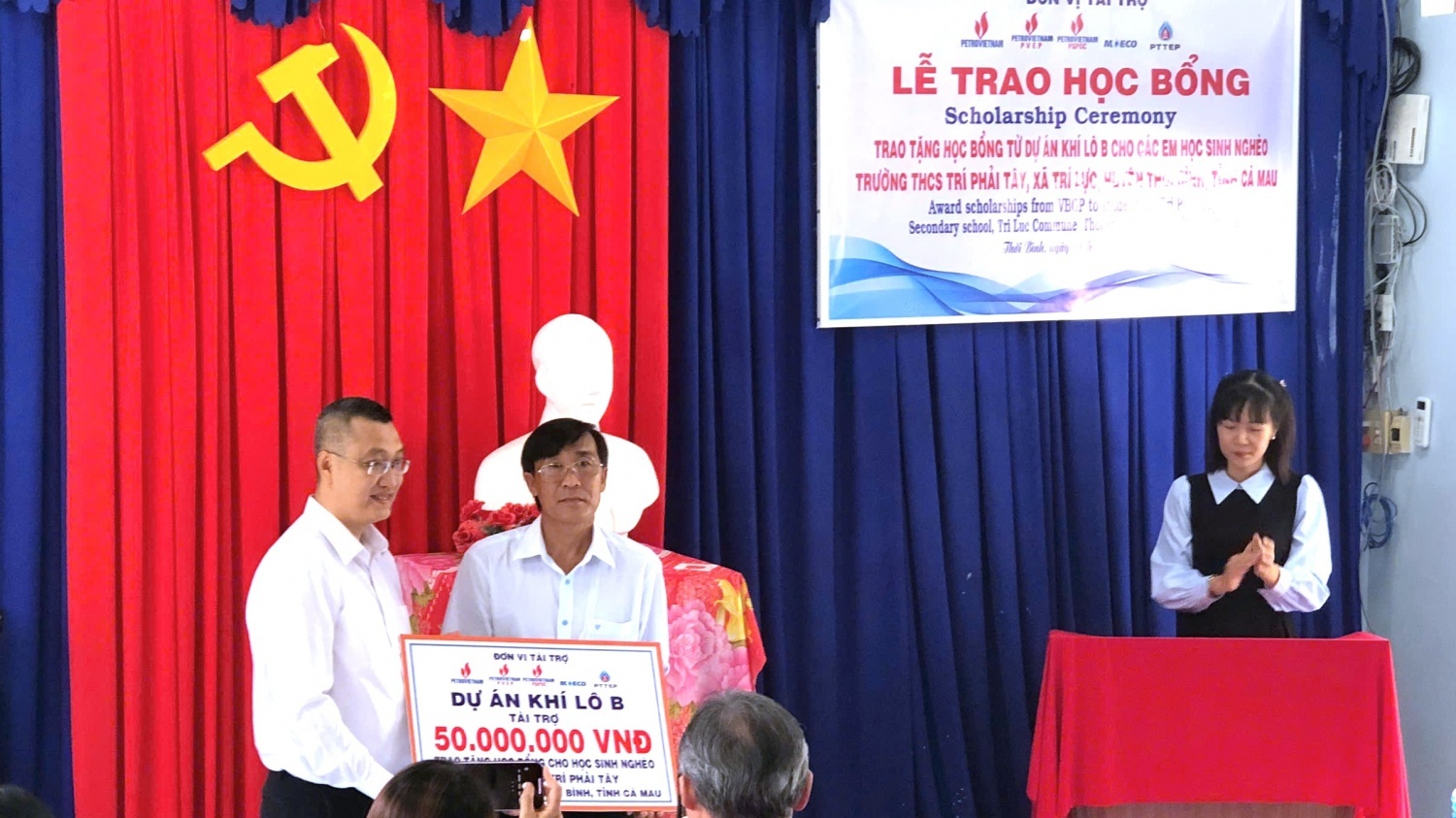 Dự án Khí Lô B trao học bổng cho học sinh có hoàn cảnh khó khăn