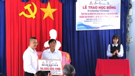Dự án Khí Lô B trao học bổng cho học sinh có hoàn cảnh khó khăn