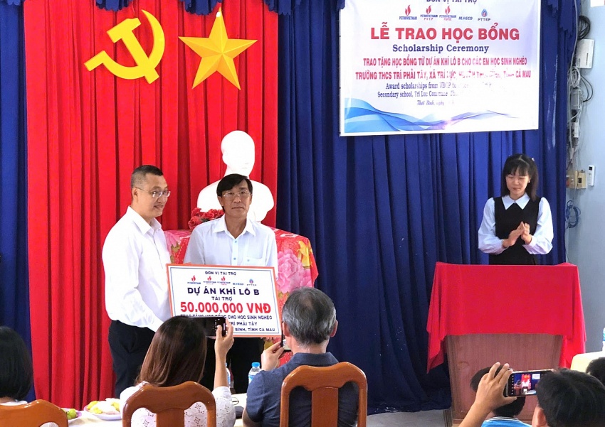 Dự án Khí Lô B trao học bổng cho học sinh có hoàn cảnh khó khăn