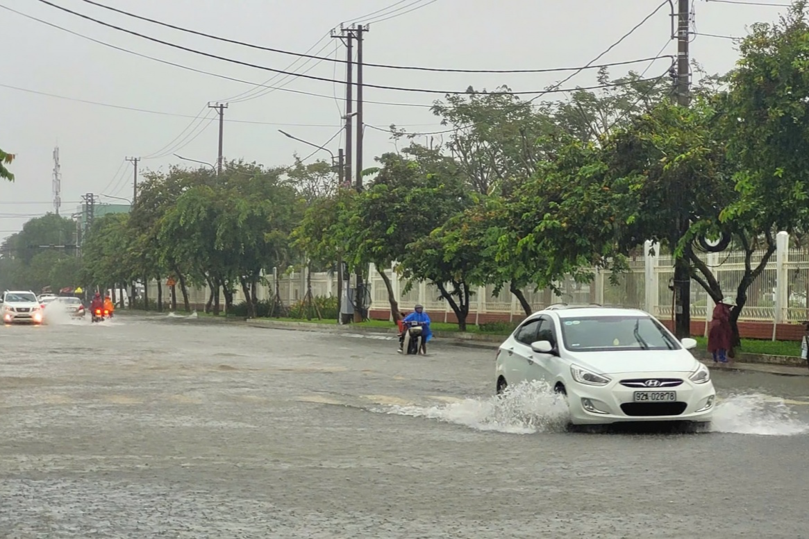 Một số tuyến đường thường xuyên bị ngập lụt tại TP Tam Kỳ gây ảnh hưởng lớn đến đời sống của người dân.