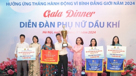 Trao giải cho các tập thể đạt thành tích tại Hội thao ngành Dầu khí năm 2024 khu vực phía Bắc