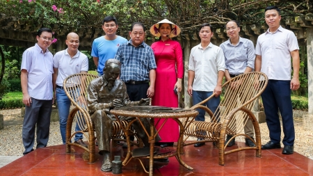 Trưởng thôn Kho Vàng Ma Seo Chứ xúc động tới thăm Lăng Bác