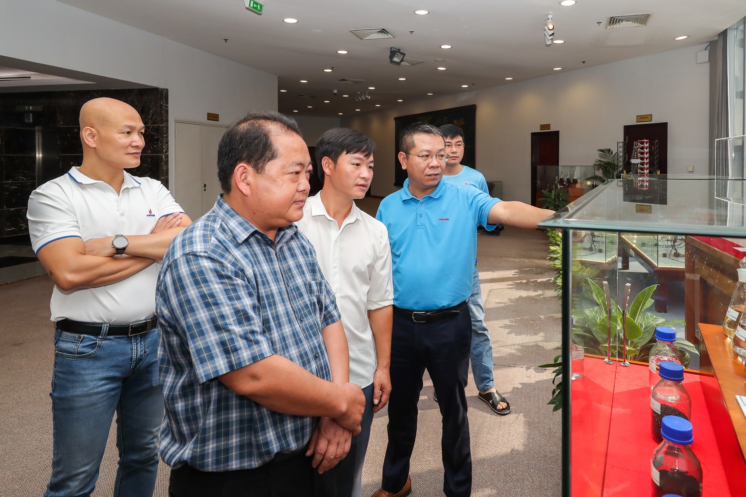 Trưởng thôn Kho Vàng Ma Seo Chứ xúc động tới thăm Lăng Bác