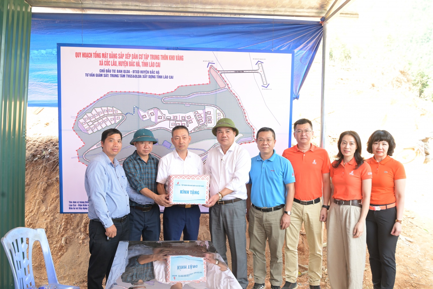 Phó Tổng Giám đốc Đỗ Chí Thanh tặng phần quà động viên tinh thần của các công nhân và nhà thầu