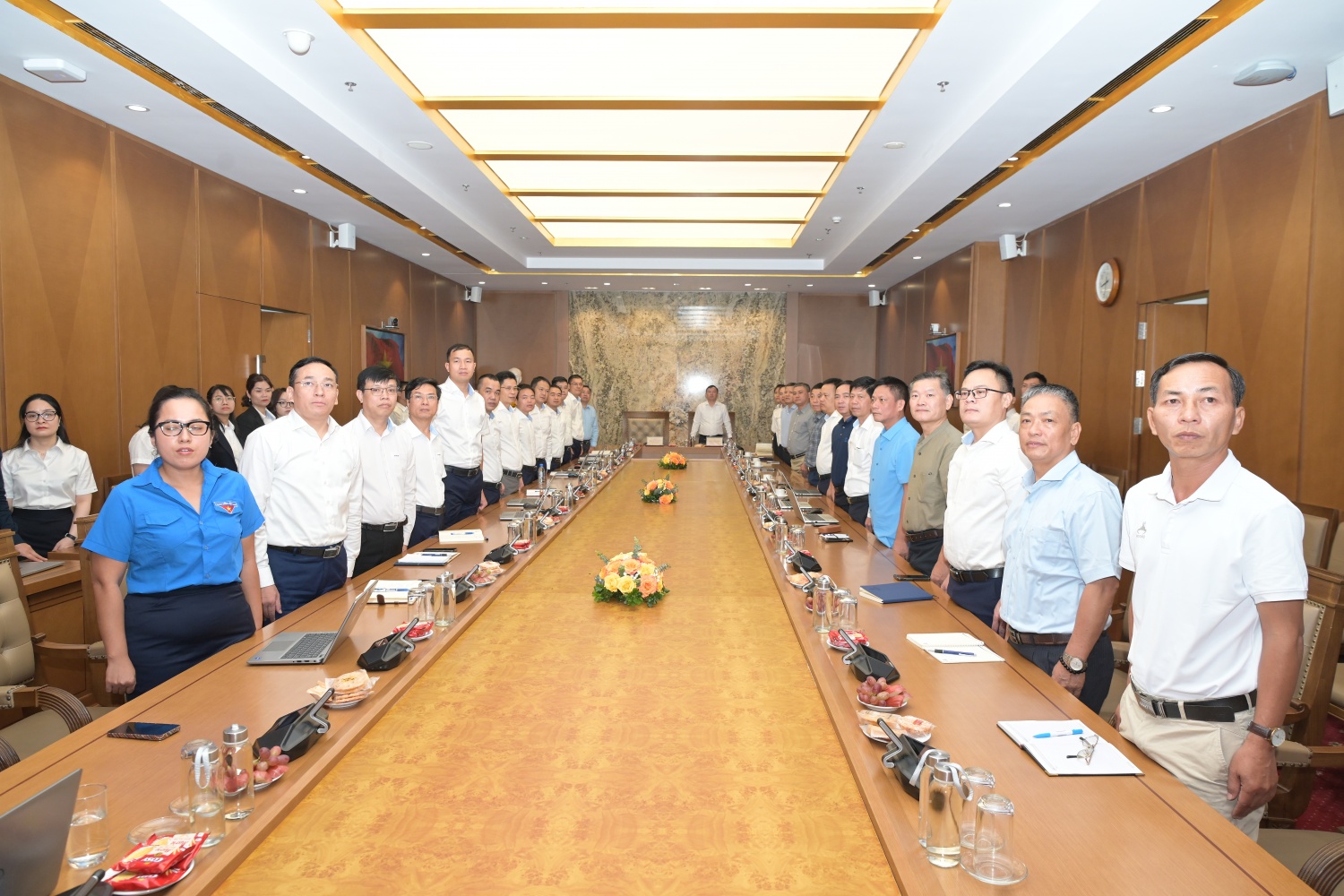 Các đại biểu thực hiện nghi lễ chào cờ