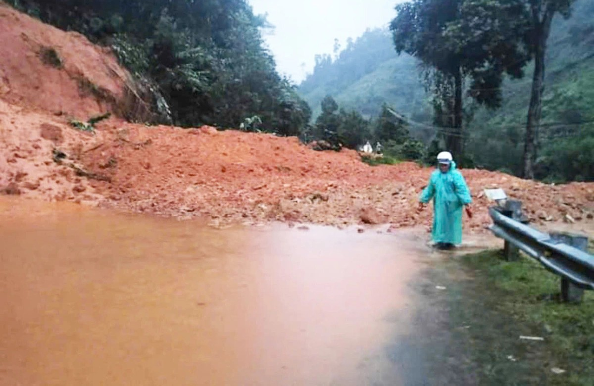 Quảng Nam: Nhiều điểm sạt lở nghiêm trọng do mưa lớn kéo dài