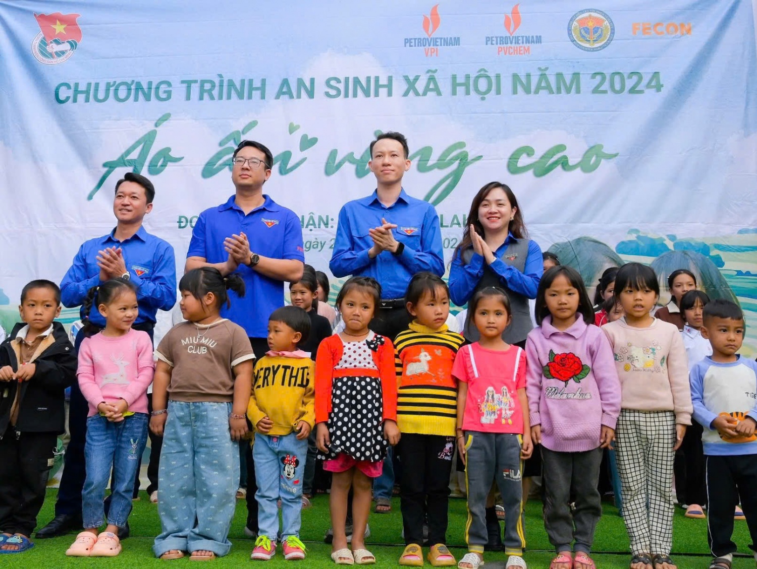 Đoàn công tác trao các suất học bổng cho các em học sinh nghèo vượt khó tại huyện Mường Tè, tỉnh Lai Châu Tuổi trẻ Dầu khí, C04, FECON phối hợp tổ chức chương trình đào tạo thực địa, ASXH tại Lào Cai và Lai Châu