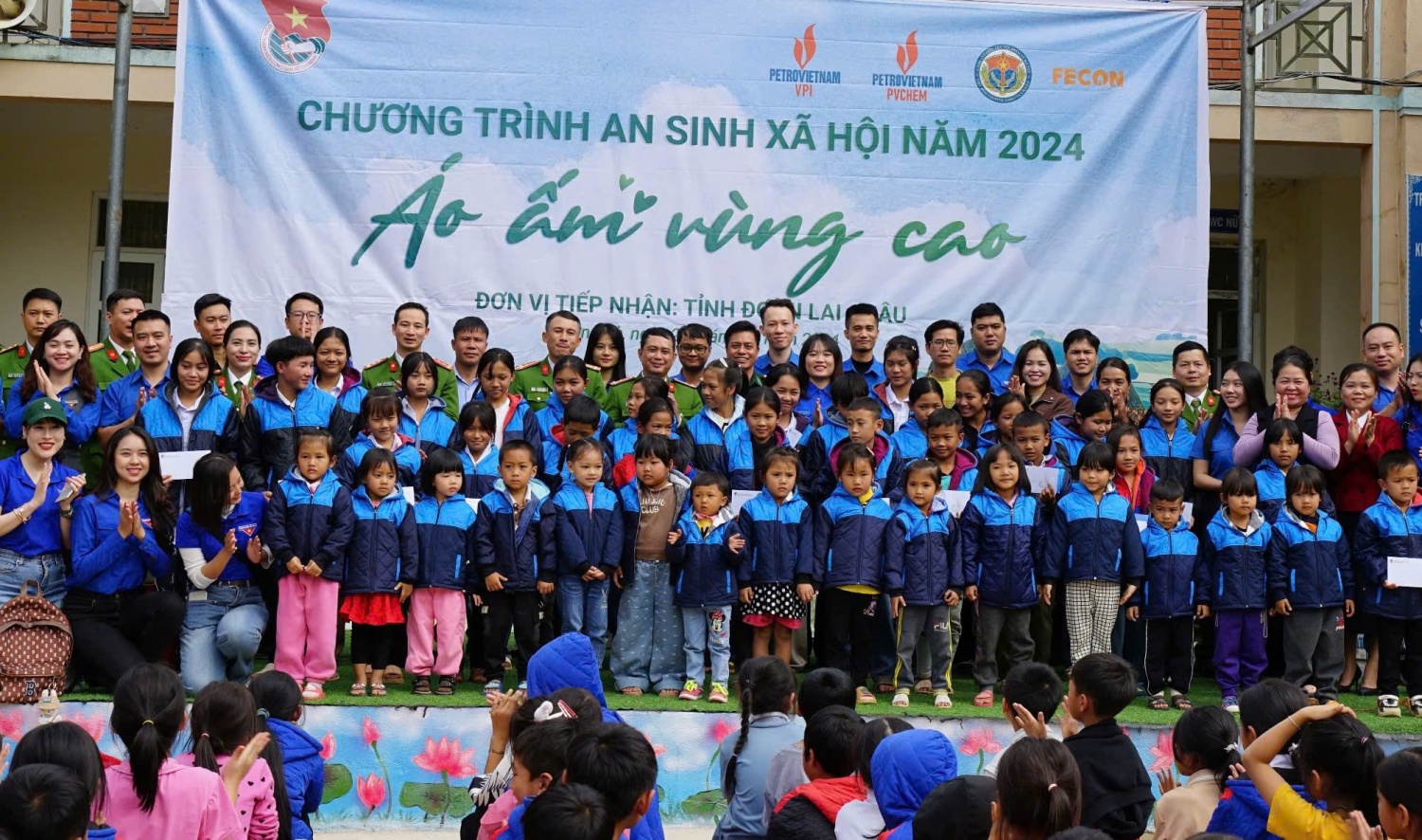 Đoàn công tác tặng quà cho học sinh các điểm trường Mầm non, Tiểu học, Trung học cơ sở xã biên giới Mù Cả, huyện Mường Tè, tỉnh Lai Châu Tuổi trẻ Dầu khí, C04, FECON phối hợp tổ chức chương trình đào tạo thực địa, ASXH tại Lào Cai và Lai Châu
