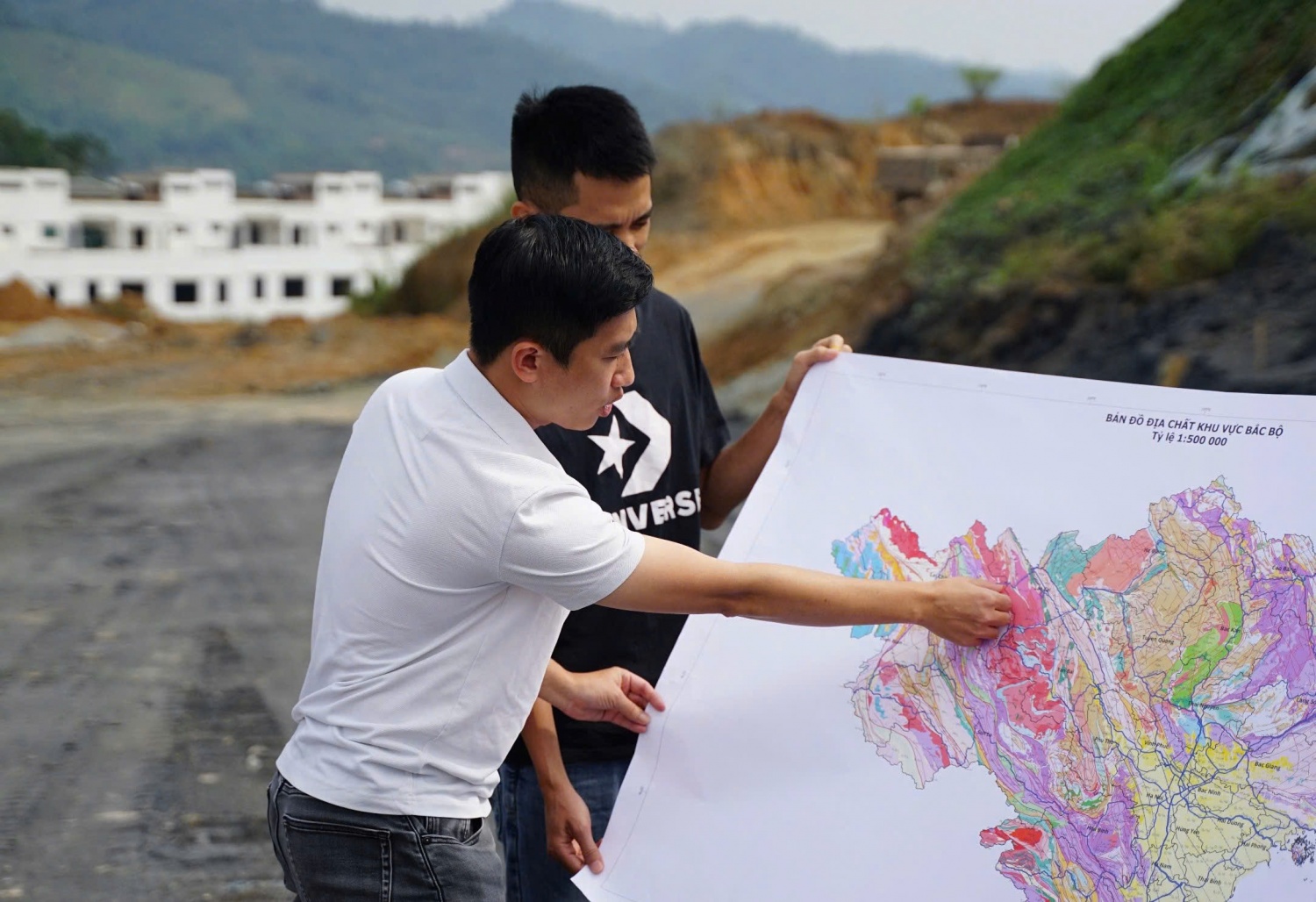 ThS. Đỗ Mạnh Toàn - VPI chia sẻ thông tin về hoạt động magma đới Tú Lệ, Sông Đà, dãy núi Con Voi Tuổi trẻ Dầu khí, C04, FECON phối hợp tổ chức chương trình đào tạo thực địa, ASXH tại Lào Cai và Lai Châu
