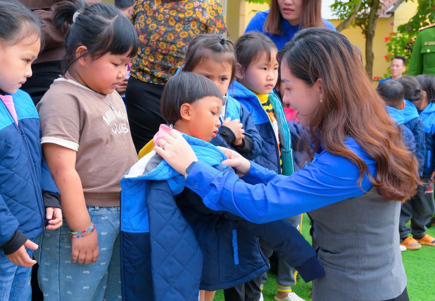Đoàn công tác trao tặng áo ấm cho các em học sinh vùng cao huyện Mường Tè, tỉnh Lai Châu. Tuổi trẻ Dầu khí, C04, FECON phối hợp tổ chức chương trình đào tạo thực địa, ASXH tại Lào Cai và Lai Châu