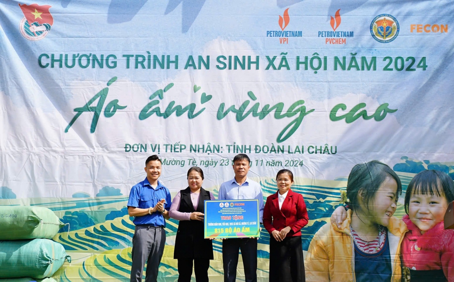 Bí thư Đoàn Thanh niên VPI Vũ Đức Ứng đại diện đoàn công tác trao tặng 815 bộ áo ấm cho 815 em học sinh vùng cao huyện Mường Tè, tỉnh Lai Châu Tuổi trẻ Dầu khí, C04, FECON phối hợp tổ chức chương trình đào tạo thực địa, ASXH tại Lào Cai và Lai Châu