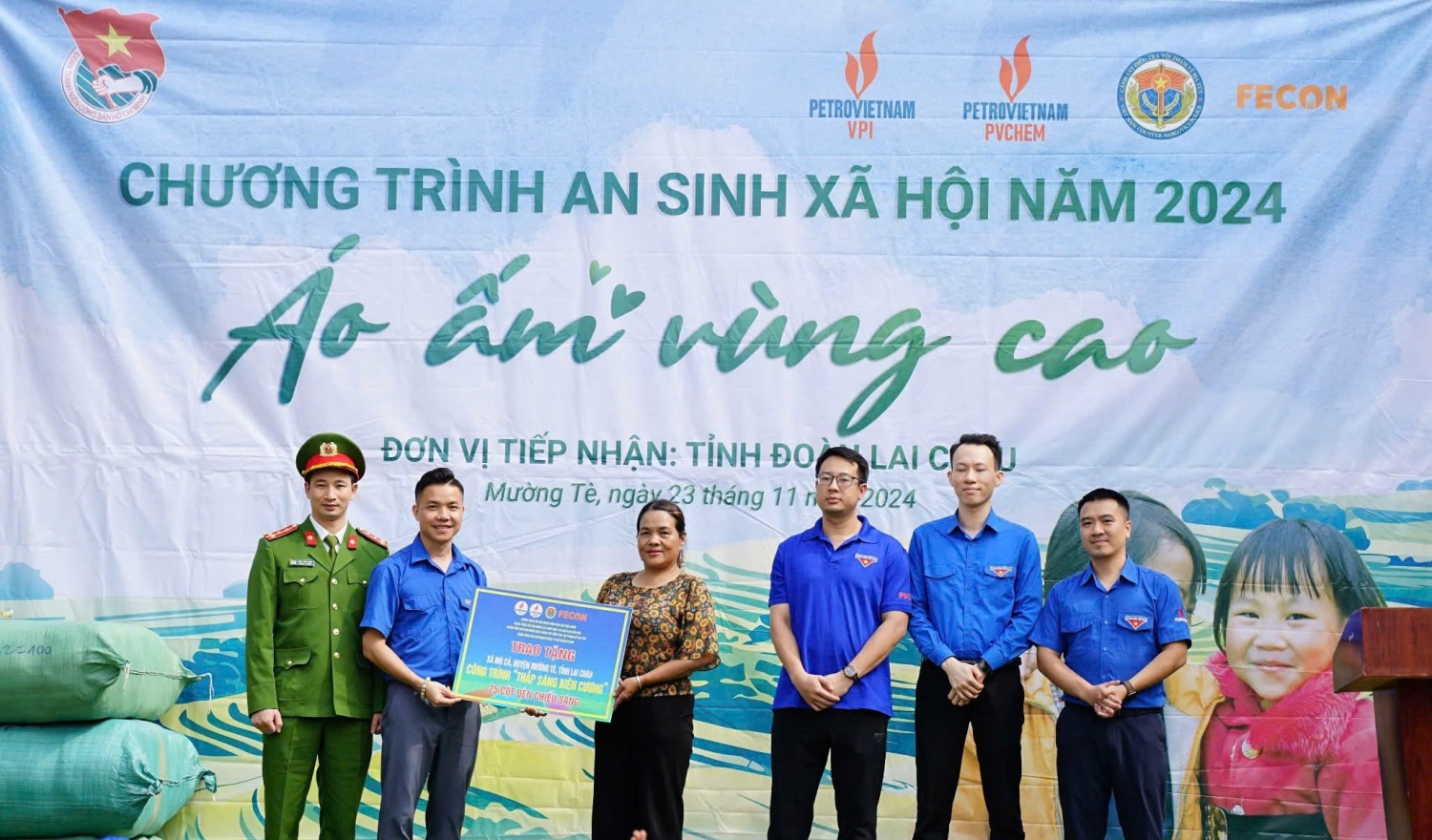 Bí thư Đoàn Thanh niên VPI, PVChem, C04, FECON tặng quà cho các điểm trường tại huyện Mường Tè, tỉnh Lai Châu Tuổi trẻ Dầu khí, C04, FECON phối hợp tổ chức chương trình đào tạo thực địa, ASXH tại Lào Cai và Lai Châu