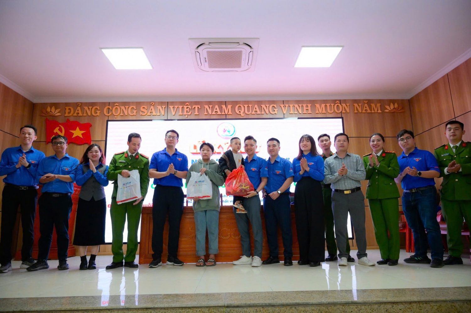 Đoàn công tác tham dự Chương trình “Trái tim xanh”, nhận cấp dưỡng đỡ đầu em Lỳ Nhật Duy (4 tuổi), trẻ mồ côi tại xã Can Hồ, huyện Mường Tè, tỉnh Lai Châu Tuổi trẻ Dầu khí, C04, FECON phối hợp tổ chức chương trình đào tạo thực địa, ASXH tại Lào Cai và Lai Châu