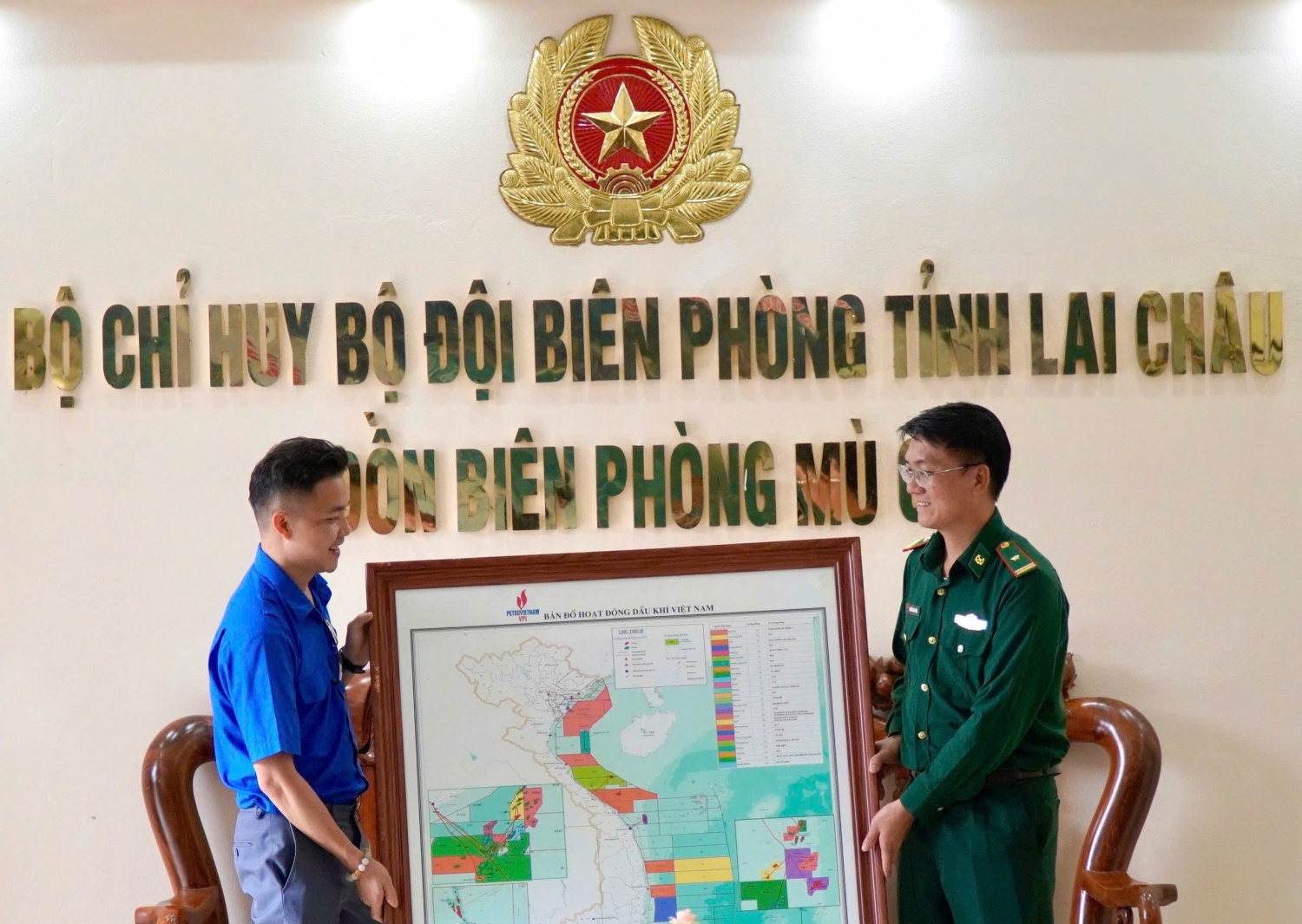 Đoàn công tác trao tặng Bản đồ hoạt động dầu khí Việt Nam cho cán bộ chiến sĩ Đồn biên phòng Mù Cả, huyện Mường Tè, tỉnh Lai Châu. Tuổi trẻ Dầu khí, C04, FECON phối hợp tổ chức chương trình đào tạo thực địa, ASXH tại Lào Cai và Lai Châu