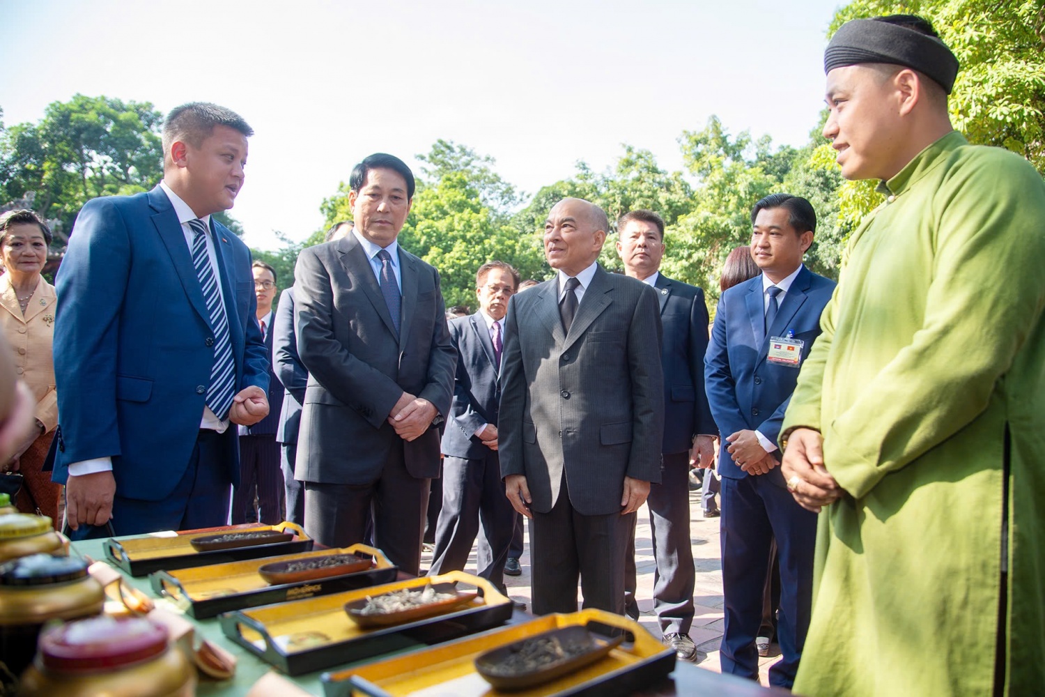 Chủ tịch nước Lương Cường và Quốc vương Campuchia thưởng trà tại Văn Miếu - Quốc Tử Giám