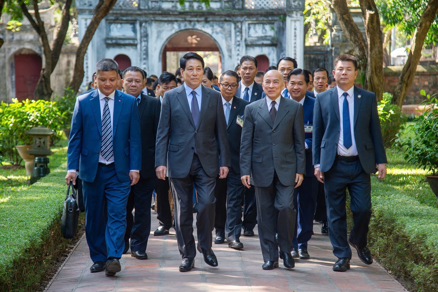 Chủ tịch nước Lương Cường và Quốc vương Campuchia thưởng trà tại Văn Miếu - Quốc Tử Giám