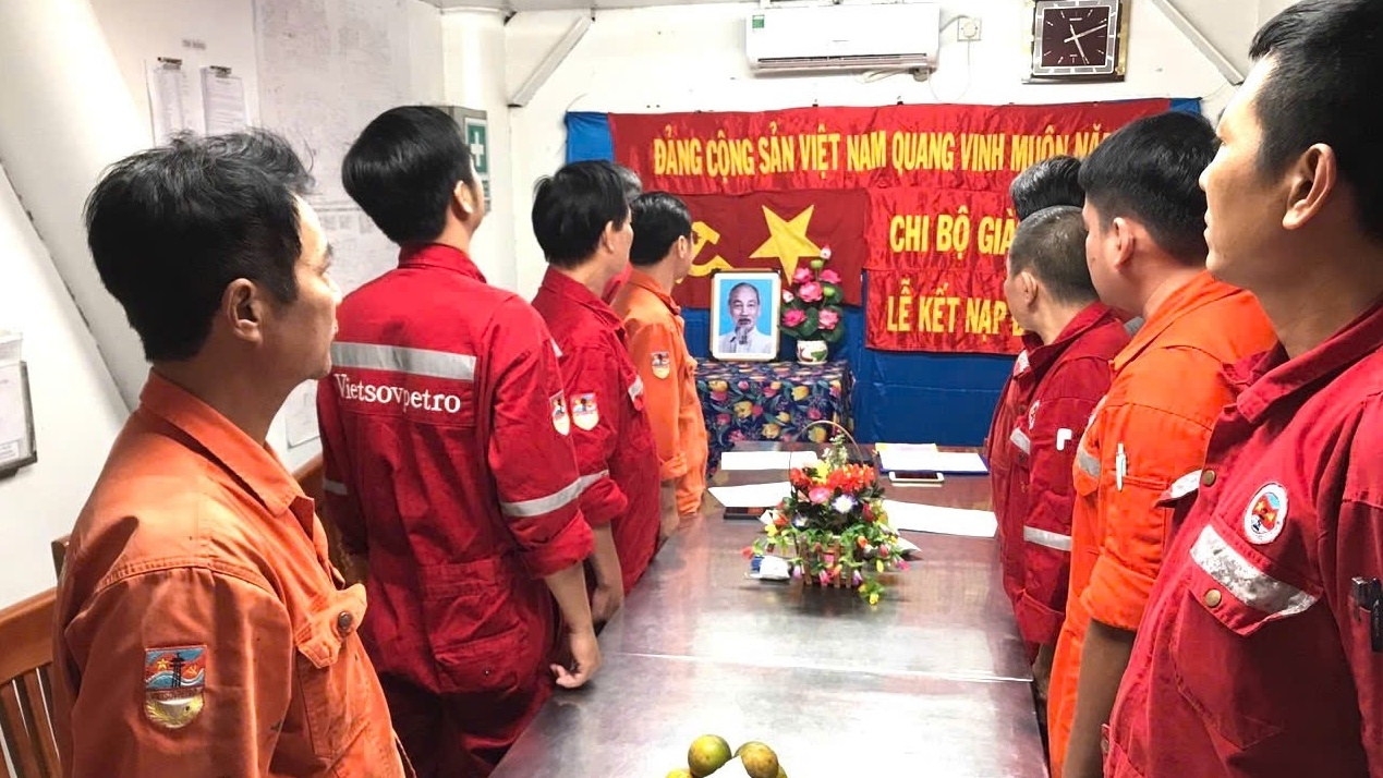 'Chi bộ vững mạnh thì công tác sản xuất mới tốt được!'
