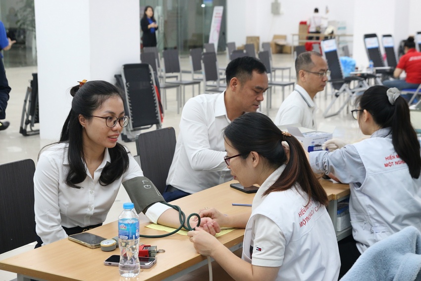 Cán bộ nhân viên, người lao động tiến hành kiểm tra sức khỏe trước khi hiến máu Cán bộ nhân viên, người lao động tiến hành kiểm tra sức khỏe trước khi hiến máu