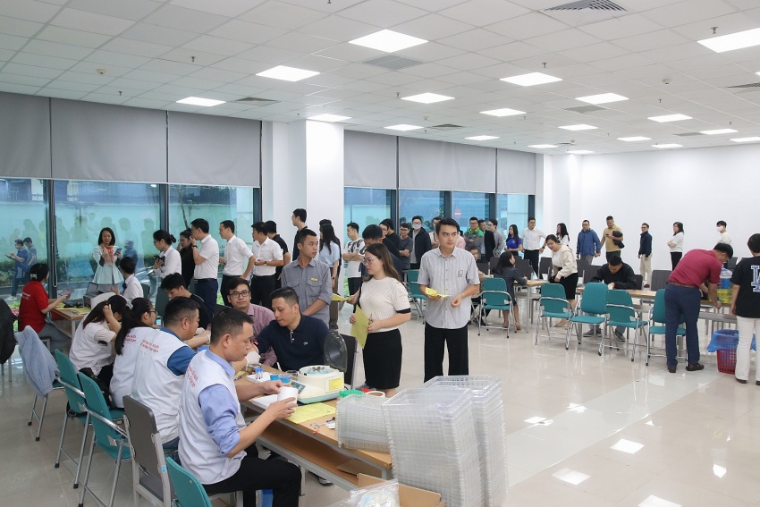 Toàn cảnh đông đảo CBNV - NLĐ làm việc tại VPI tham gia chương trình Toàn cảnh đông đảo CBNV - NLĐ làm việc tại VPI tham gia chương trình
