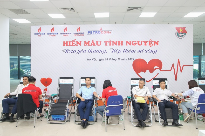 Cán bộ nhân viên, người lao động Dầu khí tham gia hiến máu Cán bộ nhân viên, người lao động Dầu khí tham gia hiến máu