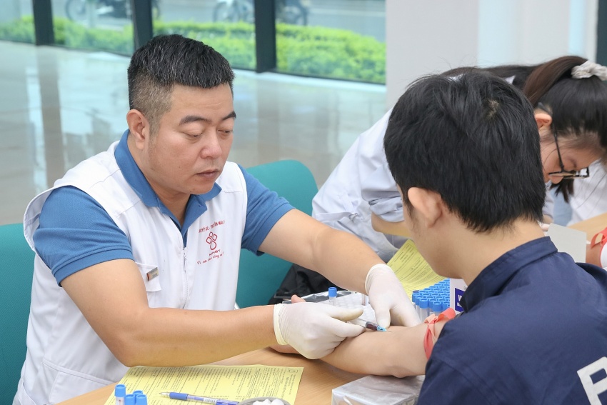 Tiến hành xét nghiệm trước khi hiến máu Tiến hành xét nghiệm trước khi hiến máu