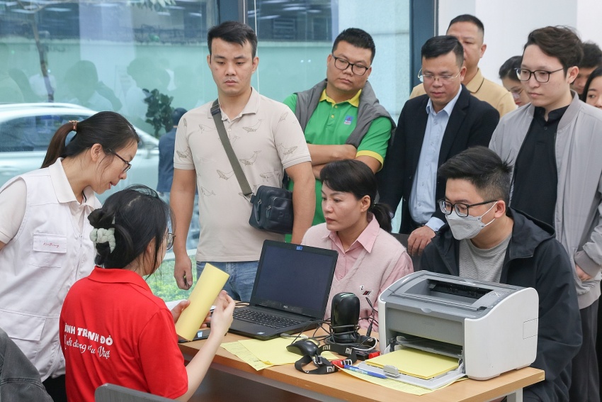 Bàn làm việc đăng ký xét nghiệm trước khi hiến máu Bàn làm việc đăng ký xét nghiệm trước khi hiến máu