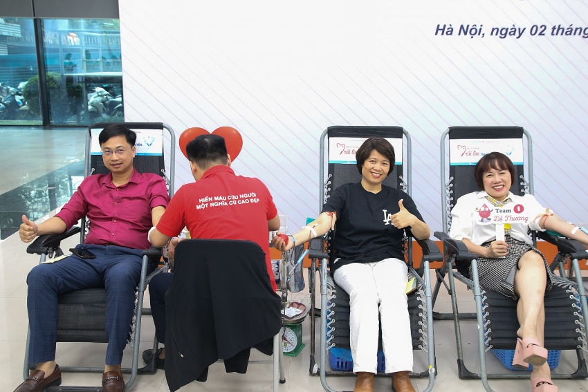 Đông đảo cán bộ nhân viên, người lao động tham gia hiến máu Đông đảo cán bộ nhân viên, người lao động tham gia hiến máu