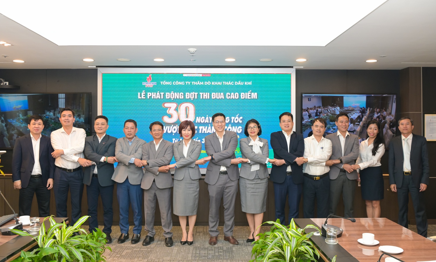 Tại buổi lễ, Đại diện 14 Ban/Văn phòng/Chi nhánh PVEP đã thực hiện nghi thức bắt tay giao kết thi đua.