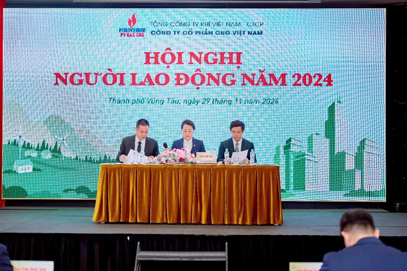 Đoàn chủ tịch điều hành hội nghị của PV GAS CNG