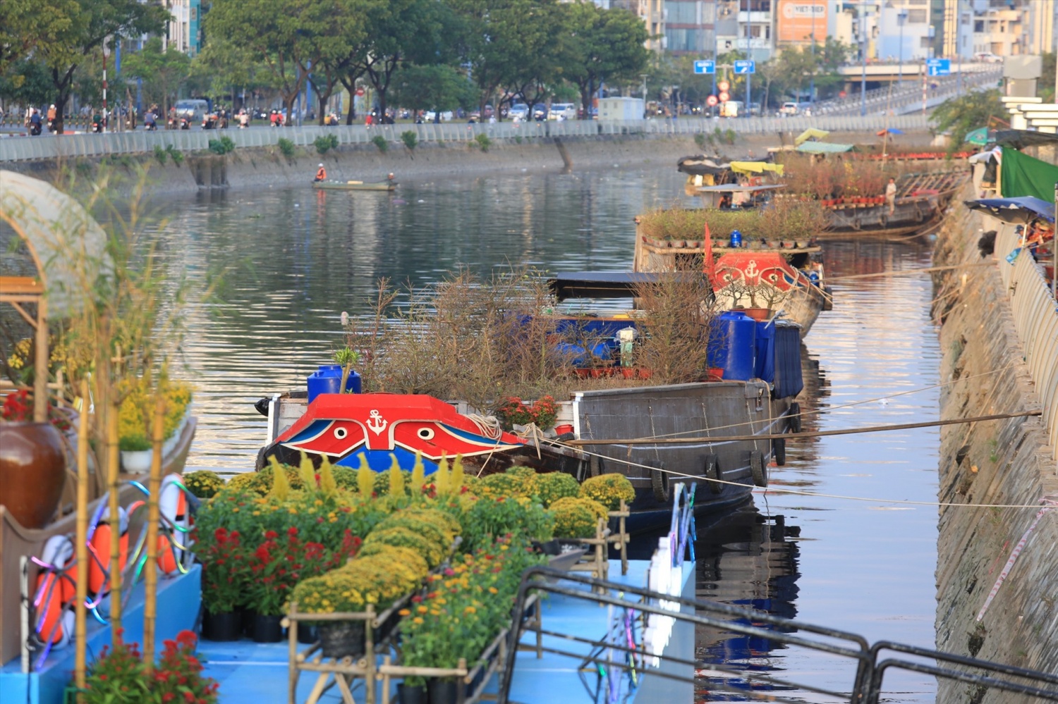 Chợ hoa Xuân “Trên bến dưới thuyền”: Tái hiện hơi thở Tết Việt, quảng bá văn hóa vùng miền