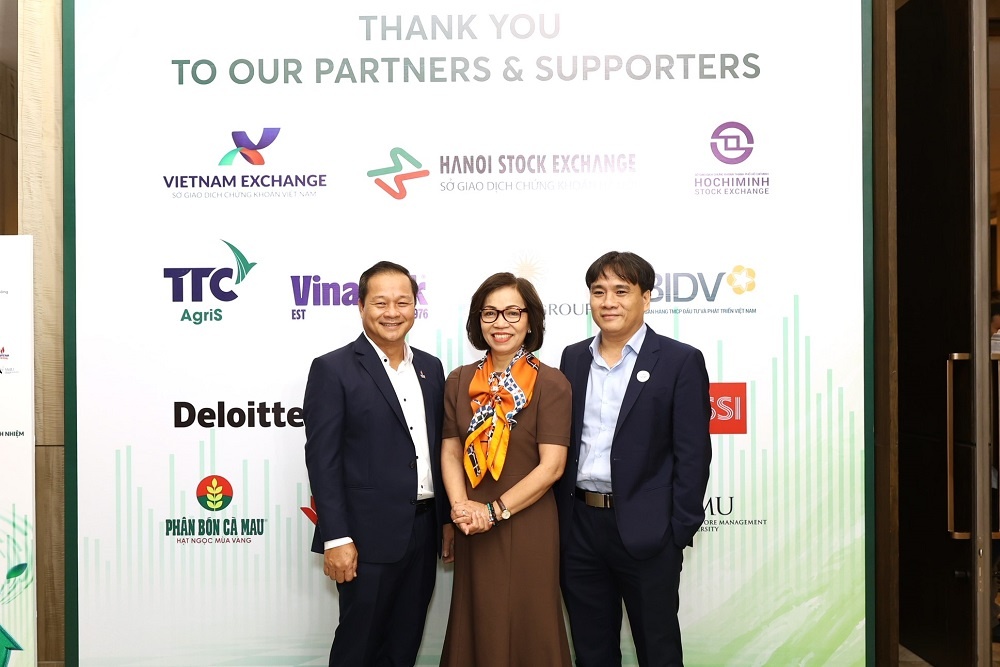 Chủ tịch HĐQT Mai Thế Toàn (trái), Tổng Giám đốc Nguyễn Xuân Cường (phải) cùng Chủ tịch VIOD Hà Thu Thanh (giữa)