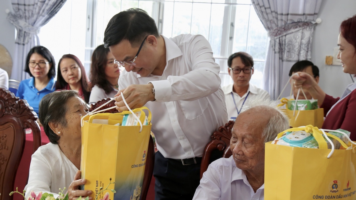 "Nghĩa tình người Dầu khí" tại Trung tâm Bảo trợ xã hội tỉnh Cà Mau