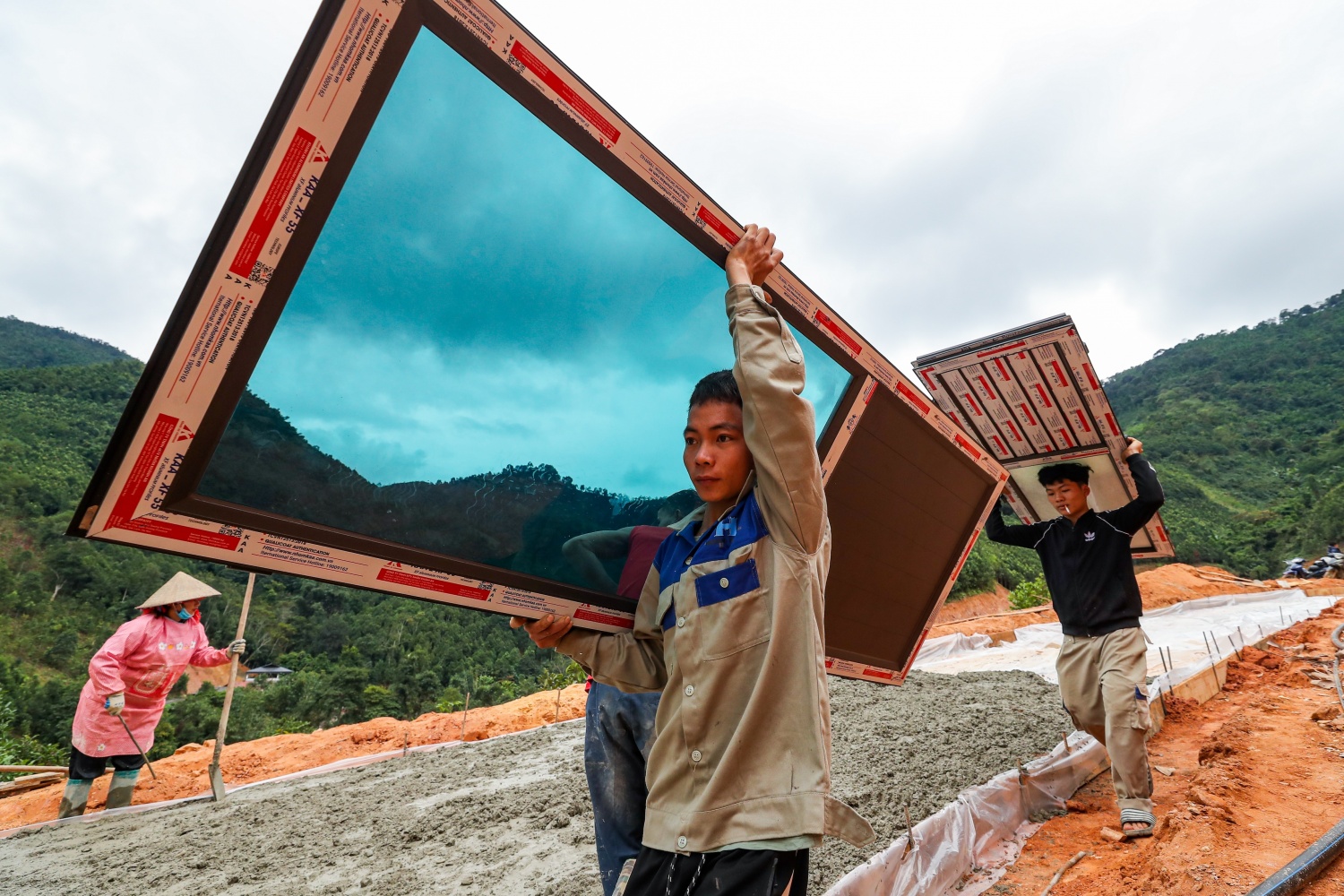 Người dân thôn Kho Vàng “náo nức” nhận nhà mới