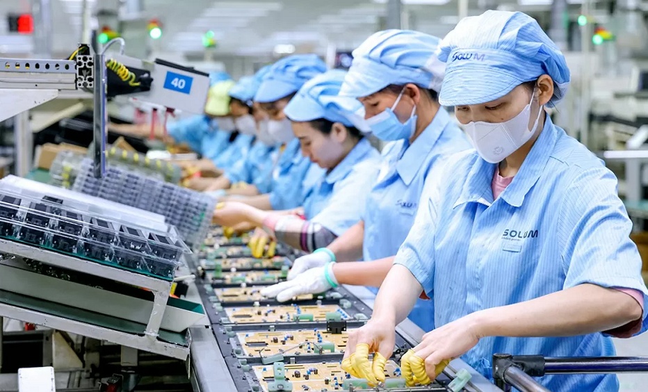 Tin tức kinh tế ngày 14/12: Nhiều tập đoàn công nghệ chuyển dịch chuỗi cung ứng sang Việt Nam